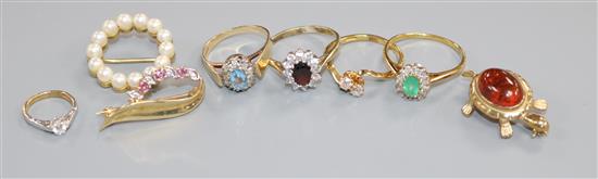 Mixed jewellery including 9ct gold rings, a 9ct gold brooch etc.